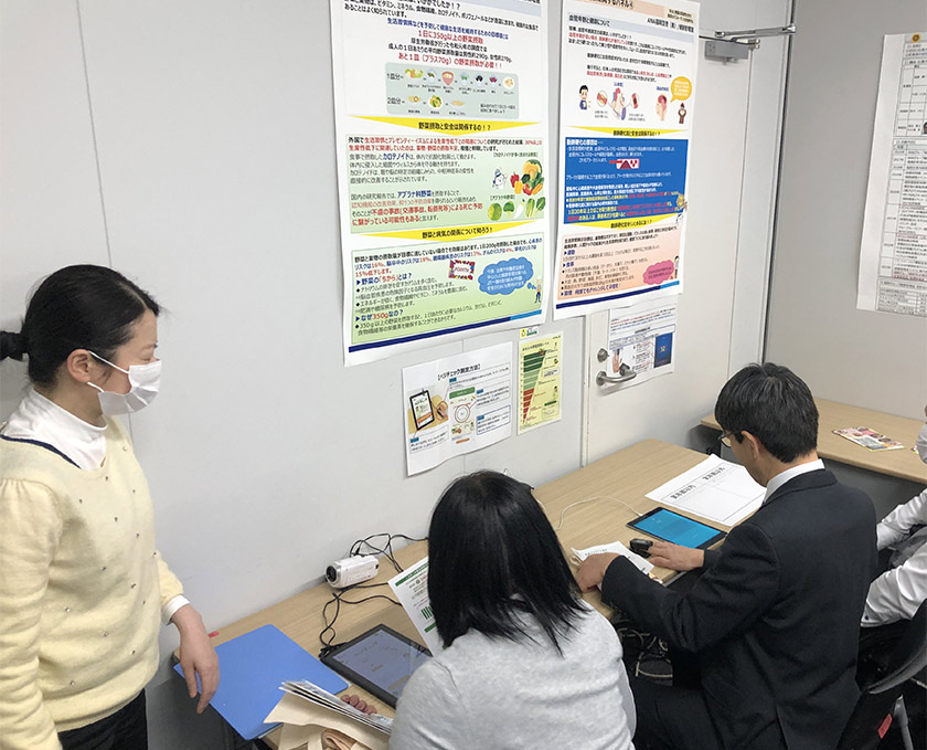 ベジチェック・血管年齢測定の様子